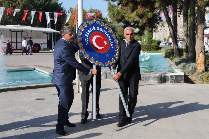 Muhtarlar Atatürk Anıtı’na Çelenk Bıraktı