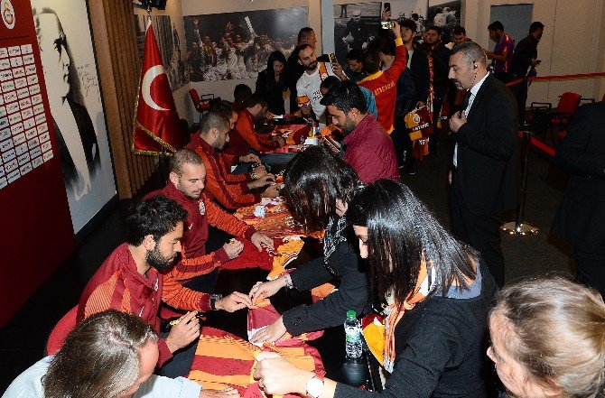 Galatasaraylı Futbolcular, Taraftarlarla Buluştu