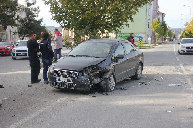 İki Otomobil Çarpıştı: 1 Yaralı