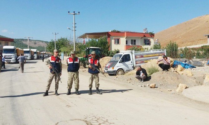 Ağır Tonajlı Araçların Geçişi Mahalleliyi Çileden Çıkardı