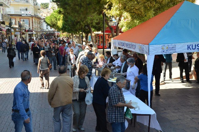 Kuşadası Belediyesi’nden Aşure İkramı