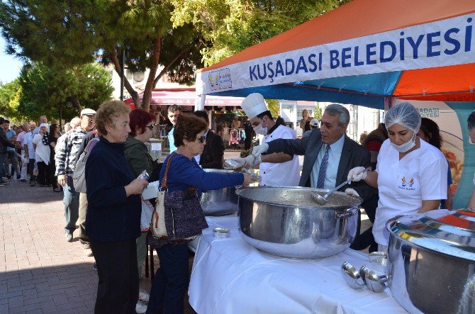 Kuşadası Belediyesi’nden Aşure İkramı