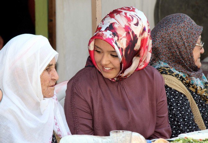 Şehirli Gençler Köy Hayatını Öğreniyor