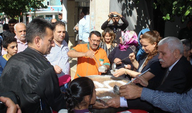 Mhp Kadın Kolları Tarafından Aşure Dağıtıldı