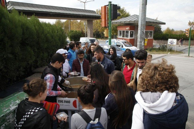 Odunpazarı Belediyesi Aşure Dağıtmaya Devam Ediyor