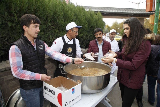 Odunpazarı Belediyesi Aşure Dağıtmaya Devam Ediyor