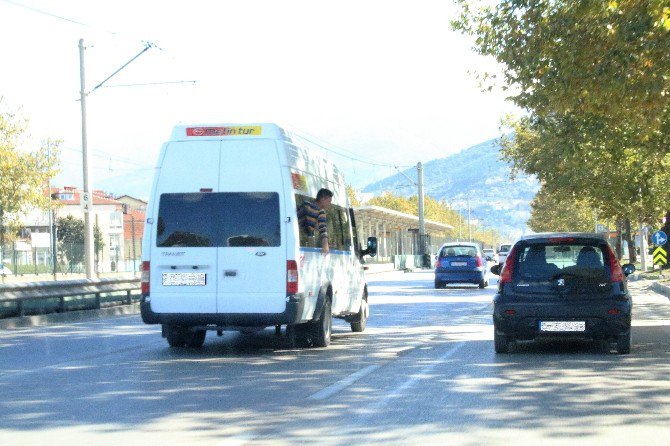 Trafikte Camdan Sarkan Çocuğun Tehlikeli Oyunu