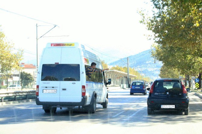 Trafikte Camdan Sarkan Çocuğun Tehlikeli Oyunu