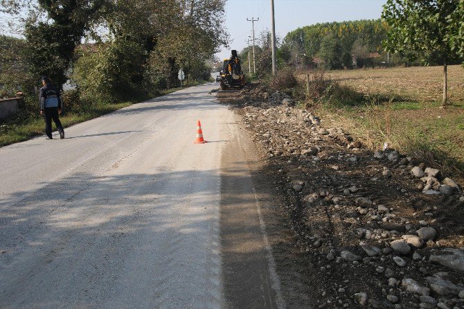 Akyazı Belediyesi Alt Ve Üst Yapı Çalışmalarına Devam Ediyor