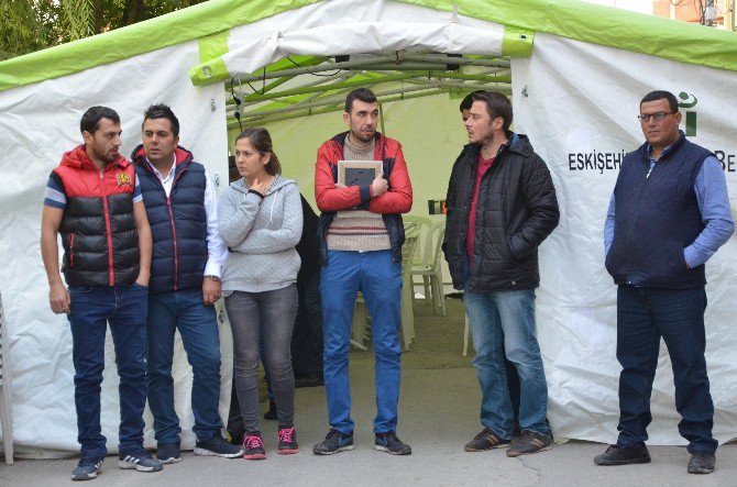 Şehidin Abisi Elindeki Fotoğrafla Kardeşinin Naaşını Bekliyor