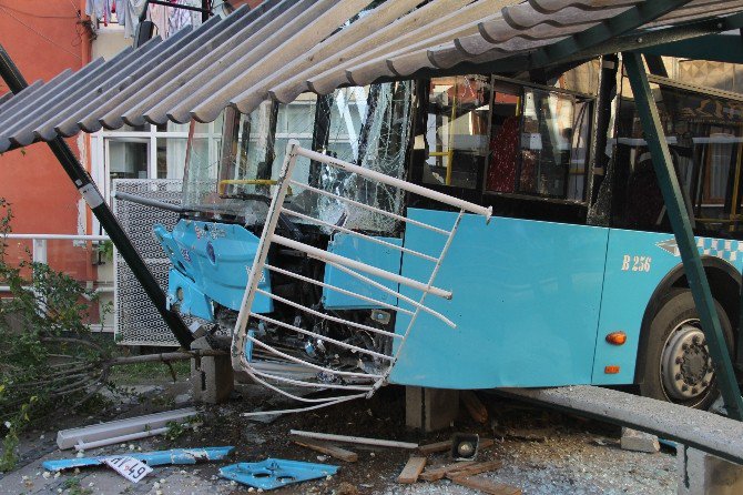 Freni Boşalan Otobüs Oyun Parkına Girdi