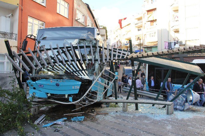 Freni Boşalan Otobüs Oyun Parkına Girdi