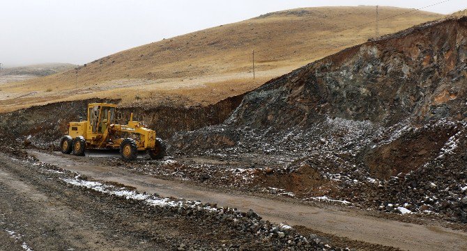 Büyükşehir Karayazı’nın Kırsaldaki Yol Problemini Çözüyor