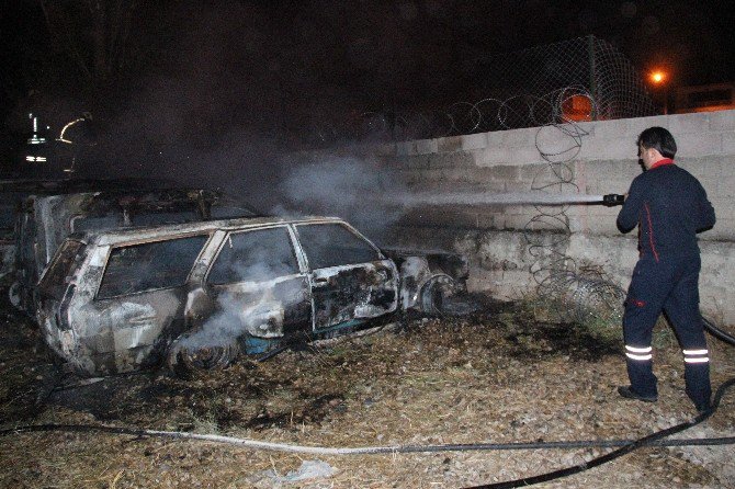 Yediemin Otoparkında Çıkan Yangın Sonrası 4 Araç Kullanılamaz Hale Geldi.