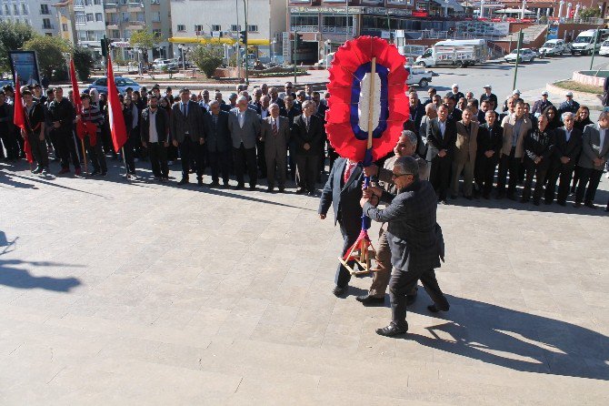 Muhtarların Çelenk Koyma Heyecanı