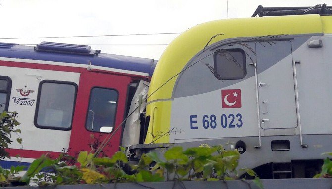 Yolcu Treni İle Yük Treni Kafa Kafaya Çarpıştı: 3 Yaralı