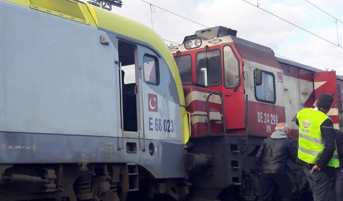 Yolcu Treni İle Yük Treni Kafa Kafaya Çarpıştı: 3 Yaralı