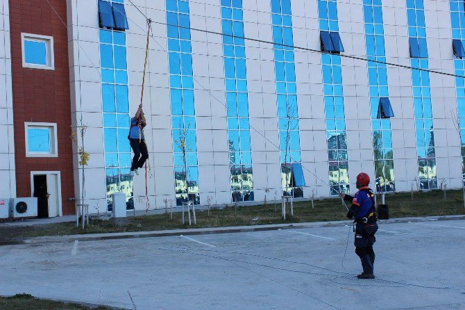 Sivas’ta Deprem Ve Yangın Tatbikatı Gerçeğini Aratmadı