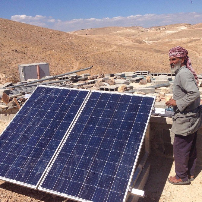 Tika’dan Filistinli Bedevilere Güneş Enerjisi Sistemi