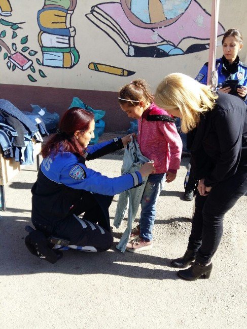 Van Polisinden 840 Öğrenciye Giyim Yardımı