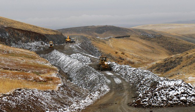 Büyükşehir Karayazı’nın Kırsaldaki Yol Problemini Çözüyor