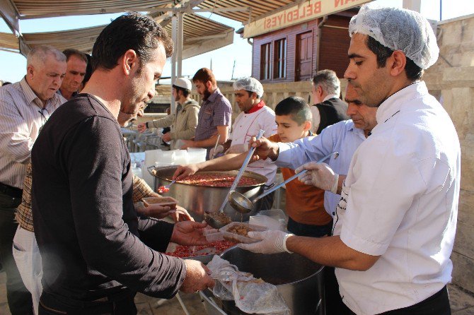 Kap Caminde Aşure Dağıtıldı