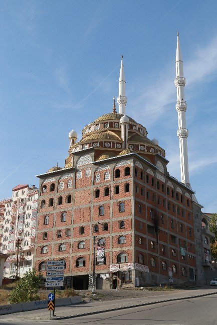 Esertepe Yeni Camisi’nin İlginç Mimarisi Görenleri Şaşırtıyor