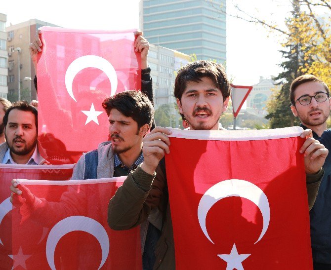 Abd Savunma Bakanı Carter, Meclis Önünde Protesto Edildi