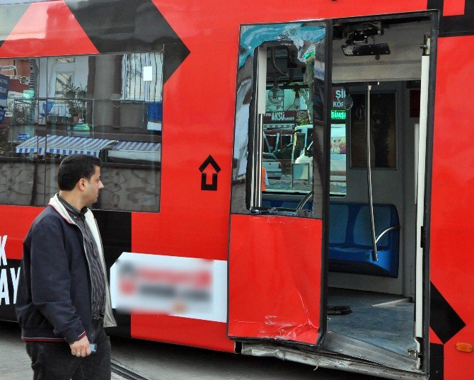 Antalya’da Tramvay Raydan Çıktı: 1 Yaralı