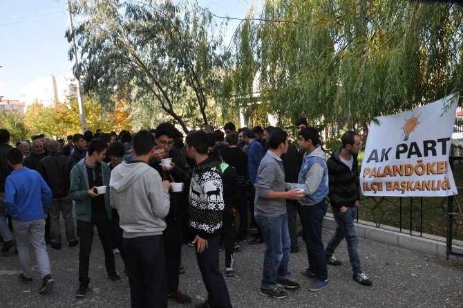 Palandöken Ak Parti İlçe Teşkilatı Aşure Dağıttı