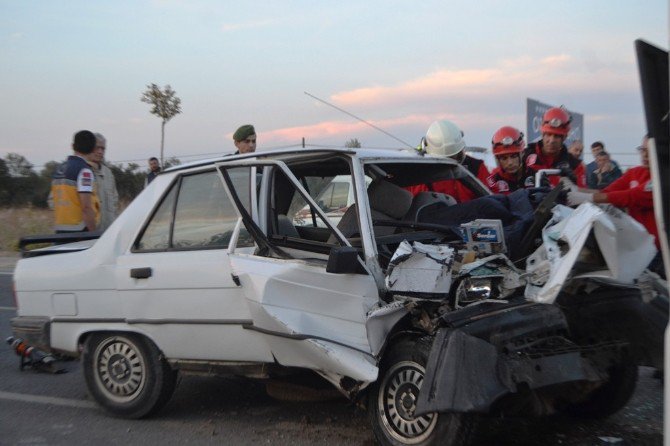 Balıkesir’de Otomobil Otobüse Arkadan Çarptı: 1 Ölü, 1 Yaralı