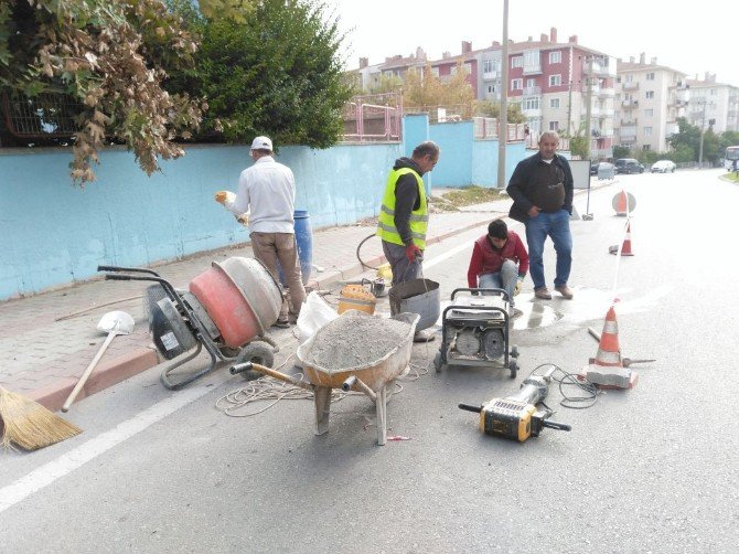 Yağmur Suyu Kanalları Ve Logar Kapakları Temizlendi