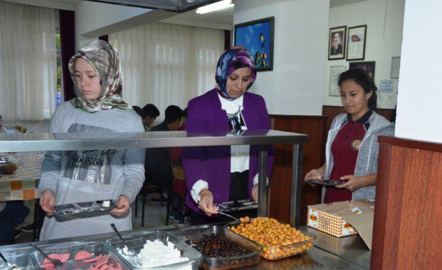 Öğrencilerle Sıraya Girdi, Kendi Kahvaltısını Kendi Aldı, Yemek Kuyruğunda Öğrencilerle Sohbet Etti