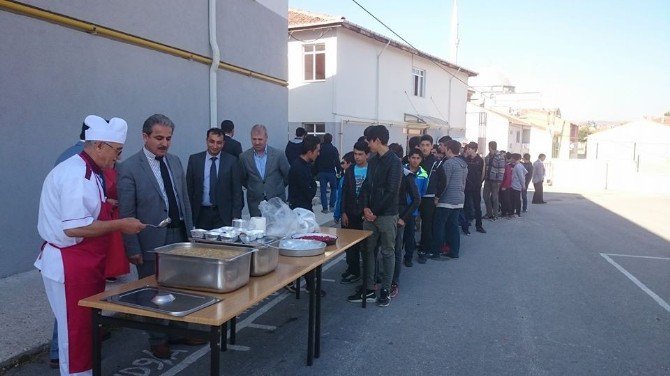 Bozüyük İlçe Milli Eğitim Müdürü Öğrencilere Aşure Dağıttı