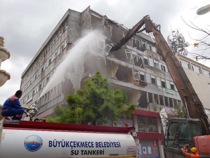 Büyükçekmece Belediyesi Riskli Binaları Yıkıyor