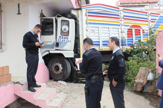 Freni Boşalan Kamyon Refüje Ve Ticari Araca Çarpıp Eve Girdi