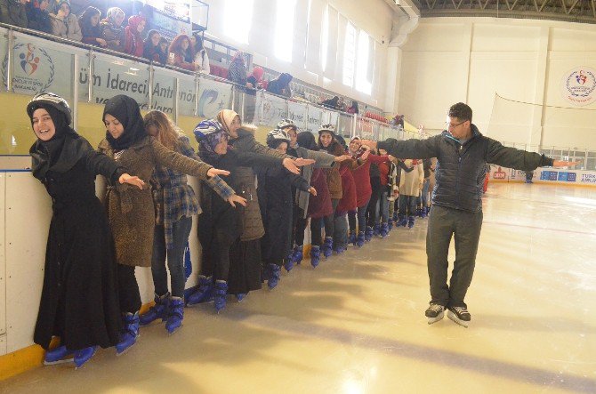 Erzurum’da İlk Kez Kız Öğrencilere Ücretsiz Buz Pateni