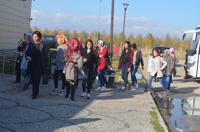 Erzurum’da İlk Kez Kız Öğrencilere Ücretsiz Buz Pateni