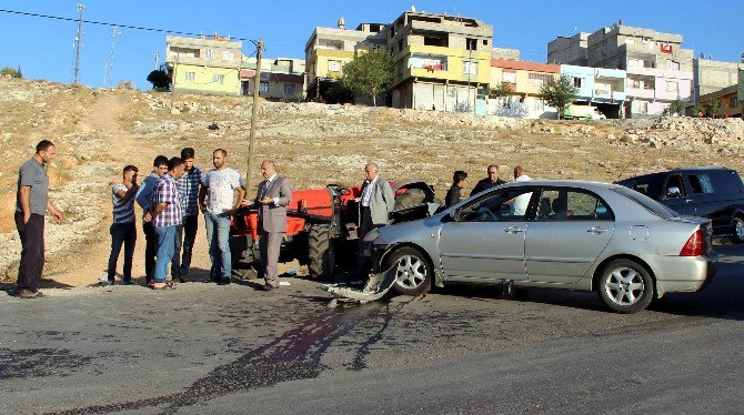 Otomobil Traktöre Çarptı: 4 Yaralı