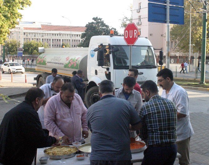 Yoğun Güvenlik Önemlerine Kızdı, Bütün Yemekleri Bedava Dağıttı