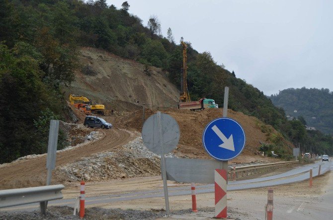 Of-çaykara-uzungöl Karayolu’nda 8 Ay Önce Meydana Gelen Heyelanla İlgili Çalışmalar Sürüyor