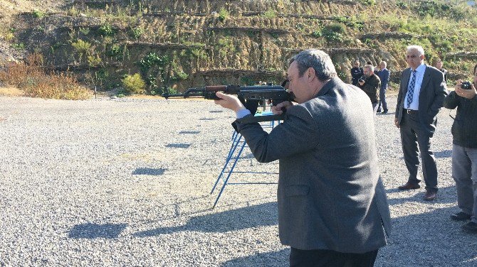 Gazeteciler Silahları Hedef Tahtalarına Ateşledi