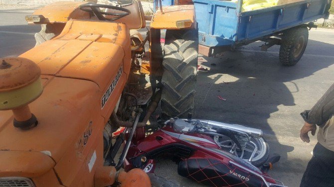 Isparta’da Traktörle Motosiklet Çarpıştı: 1 Yaralı