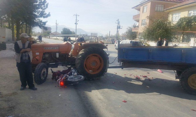 Isparta’da Traktörle Motosiklet Çarpıştı: 1 Yaralı