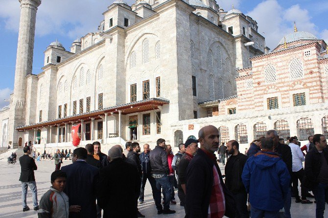 Tarihi Eminönü Balıkçısı’nın Sahibi İçin Fatih Camii’nde Cenaze Töreni Düzenlendi