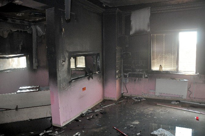 Eski Hastanede Çıkan Yangın Korkuttu