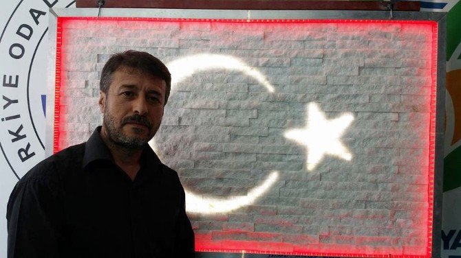Doğal Taşlardan Işıklı Türk Bayrağı Tablosu Yaptı