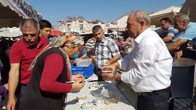 Pazarcılar Odası Cuma Pazarı’nda Aşure Dağıttı