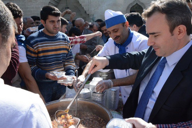 Siirt Valiliği Vatandaşlara Aşure Dağıttı