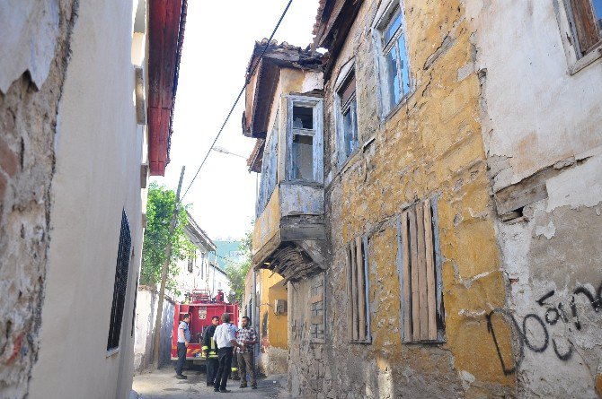 Milas’ta Terk Edilmiş Evdeki Yangın Mahalleliyi Tedirgin Etti